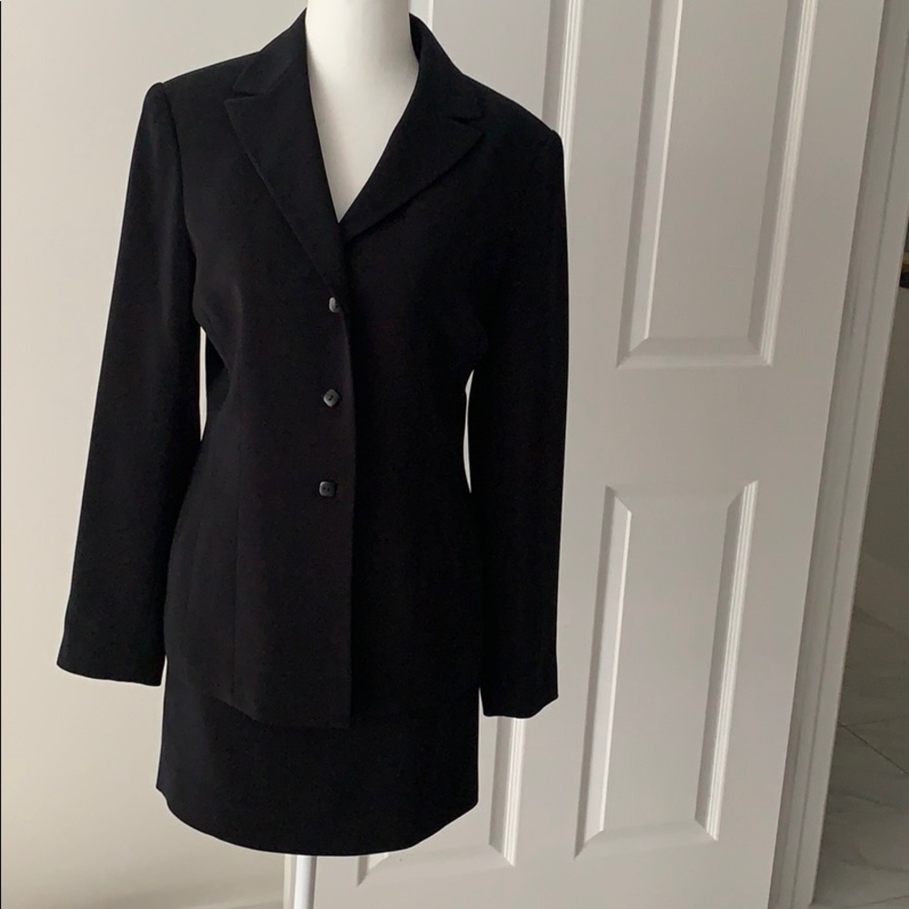 Great ladies 2 piece suit!